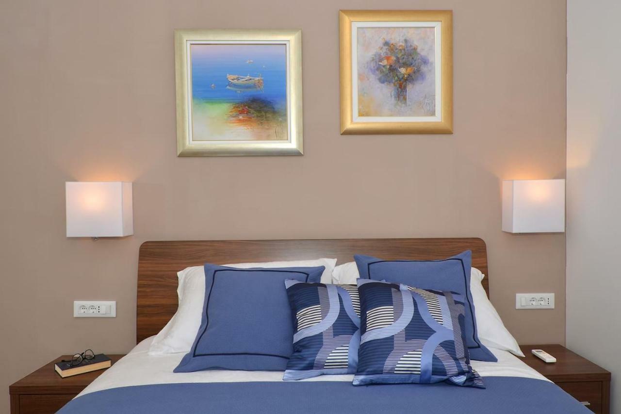 Brand New Luxury Blue Gallery * Split