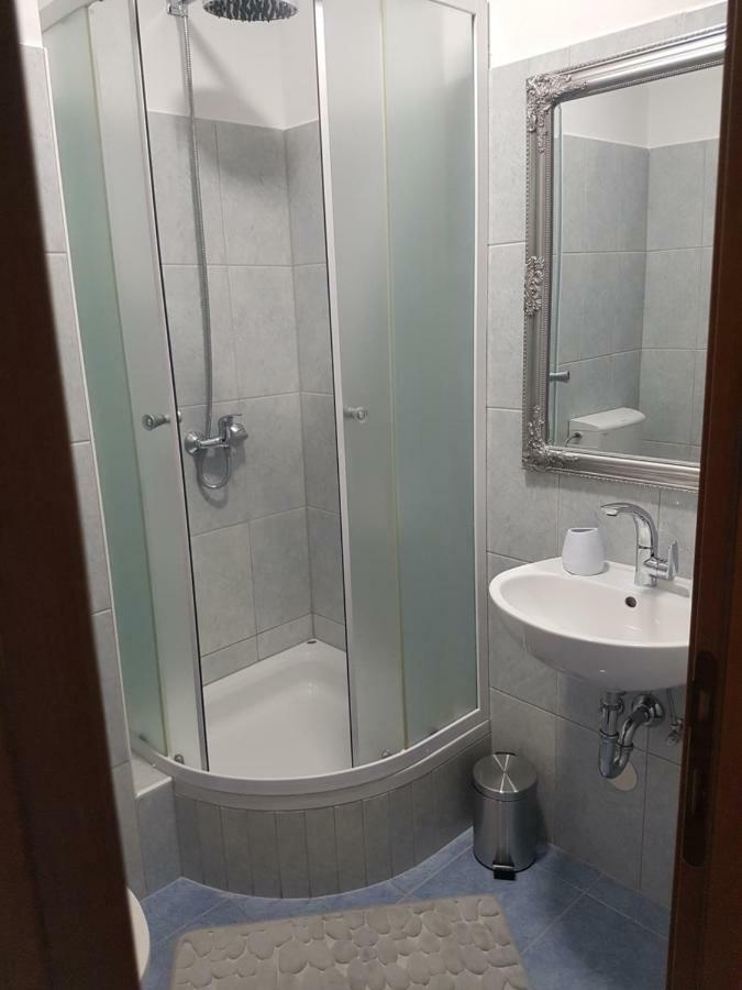Sandra, With 2 Bathroom, Wi-fi, Private Parking *