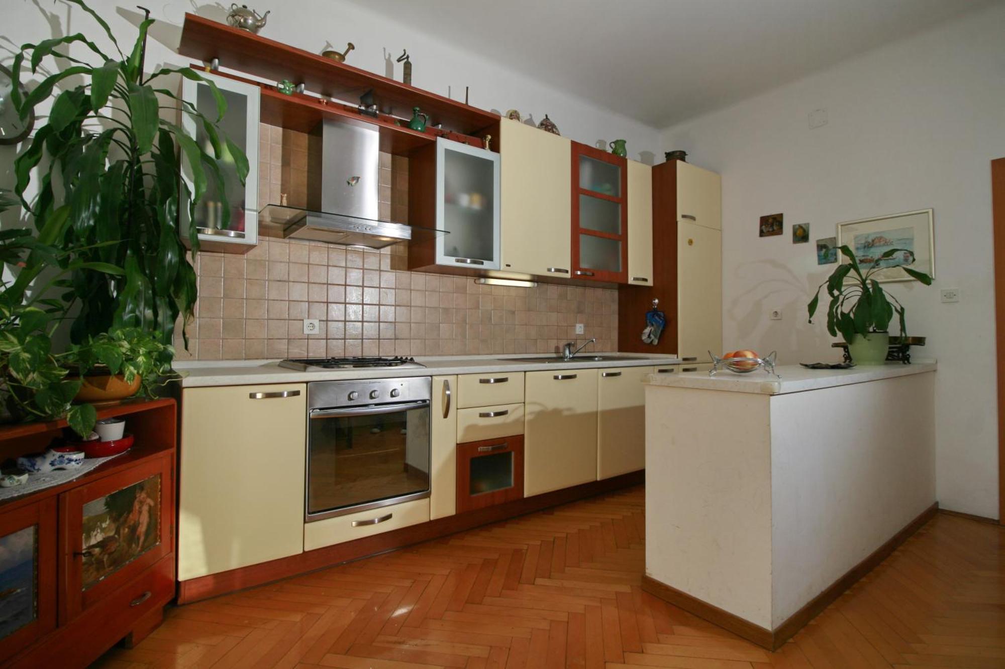 Spacious In The Center * Split