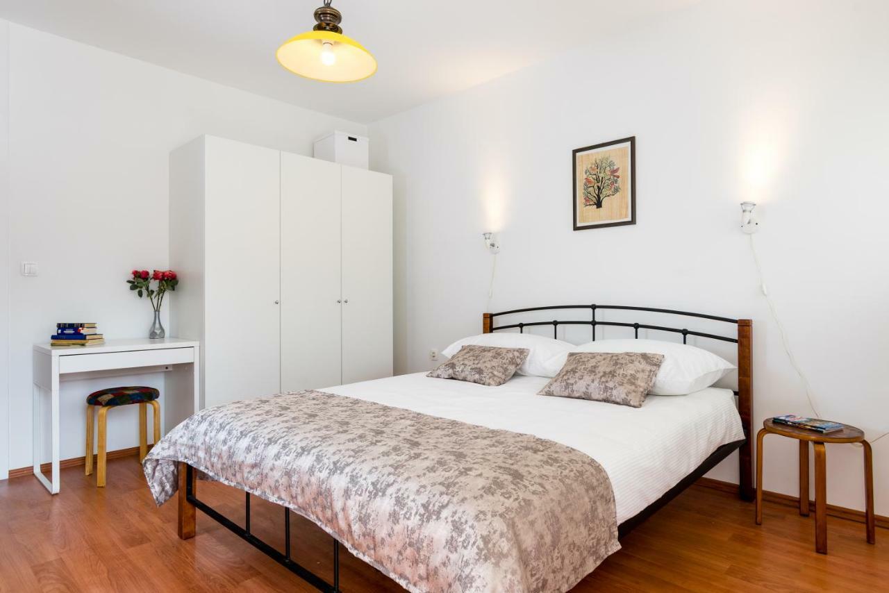 Romana With A Spacious Terrace Apartment