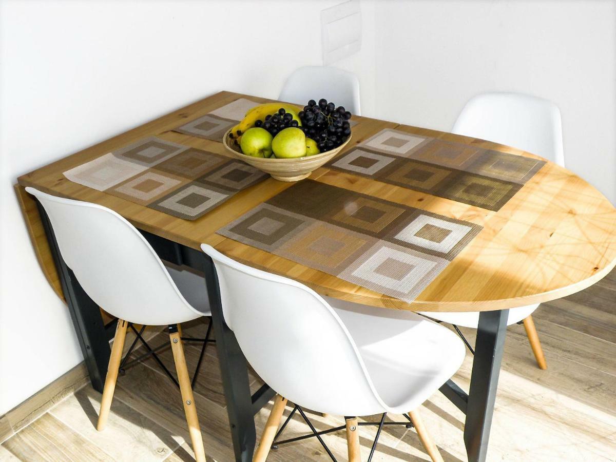 With Terrace And Free Parking - Nearby Apartman