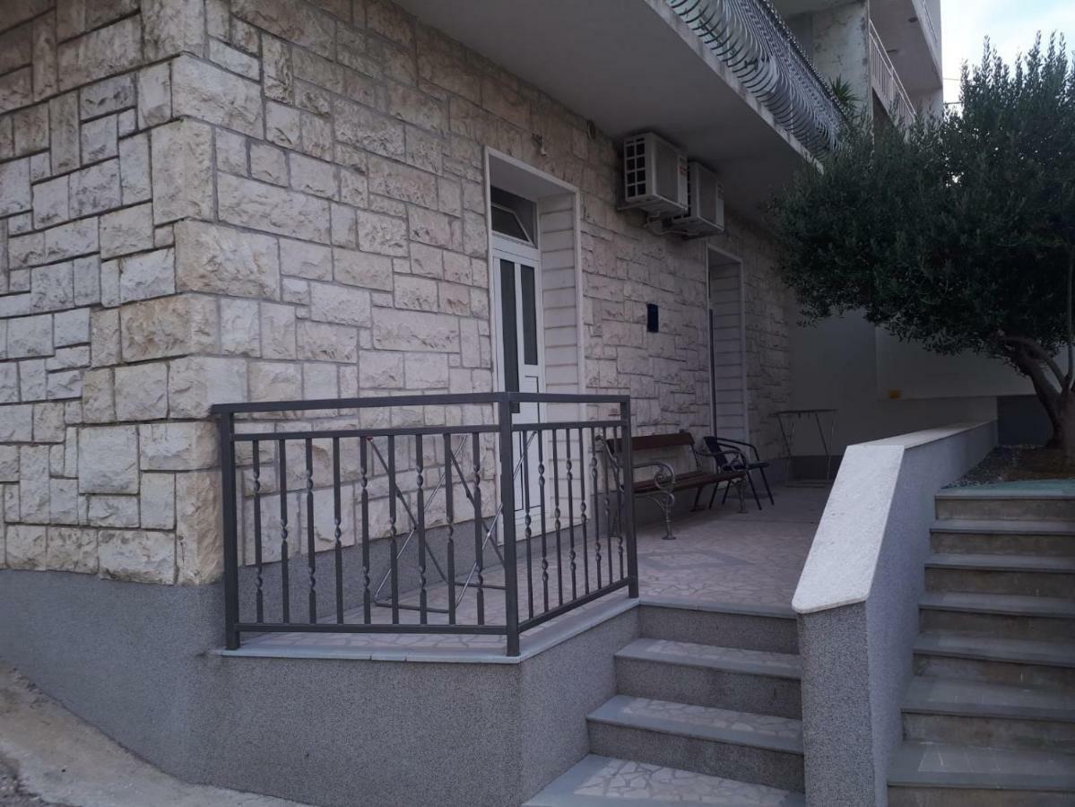 Latica * Split