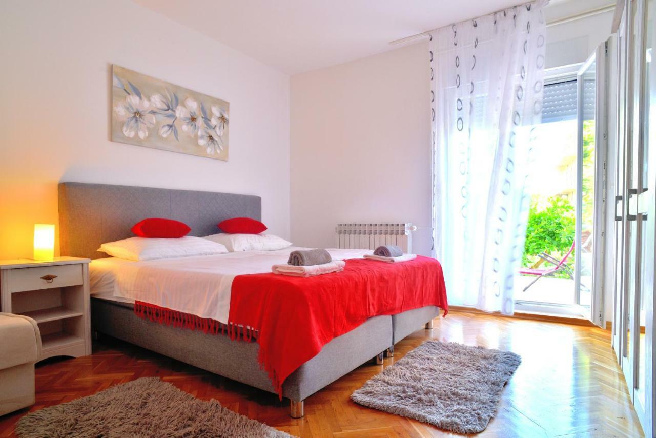 Apartment Red Rose