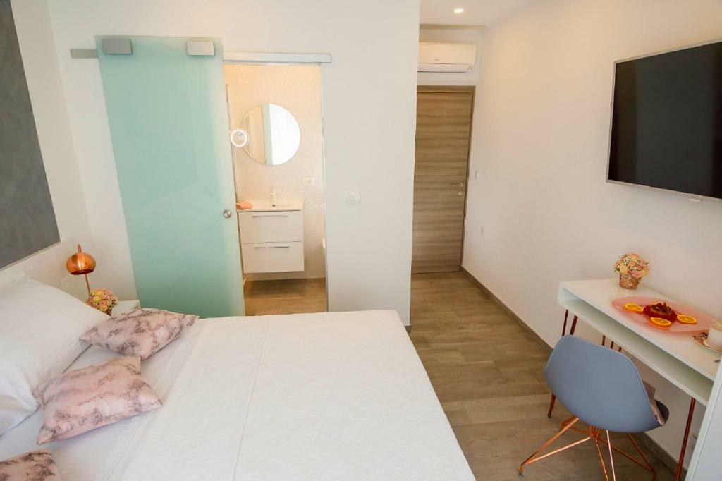 Rose Gold & With Balcony Guest house Split