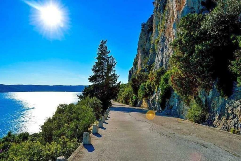 Laurel With Stunning View Split