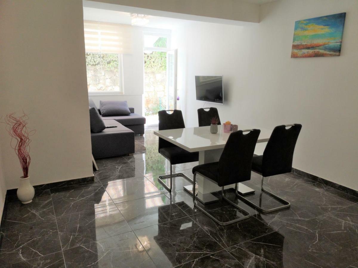 Sunny Paradise, Center Of Apartment Split