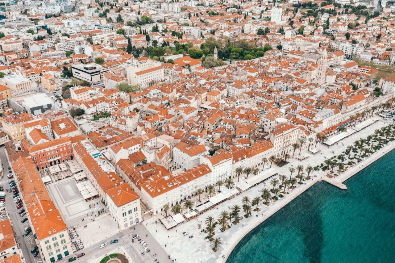 Sunny Paradise, Center Of Apartment Split
