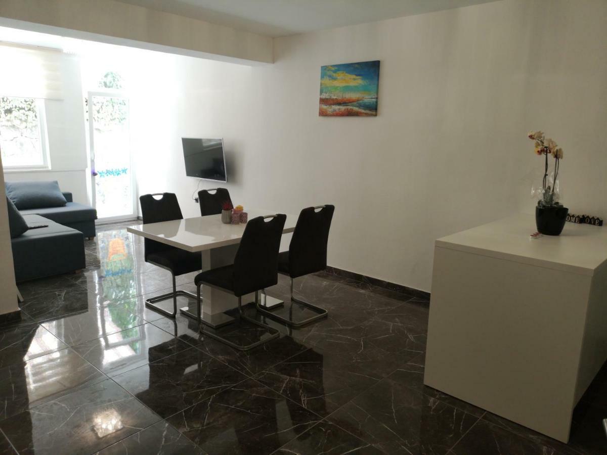 Sunny Paradise, Center Of Apartment Split