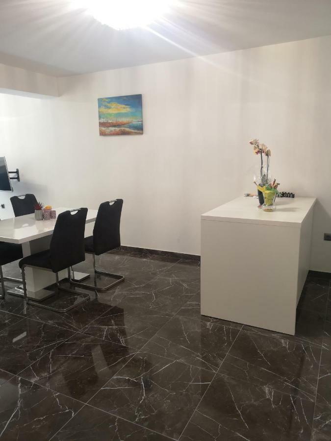 Sunny Paradise, Center Of Apartment Split