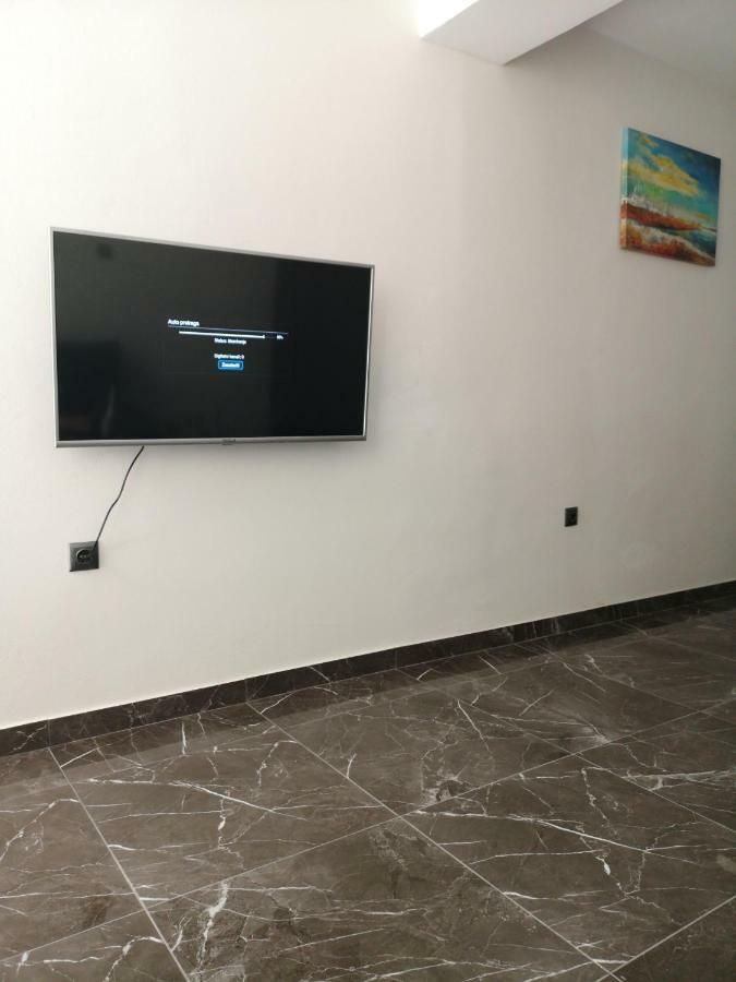 Sunny Paradise, Center Of Apartment Split