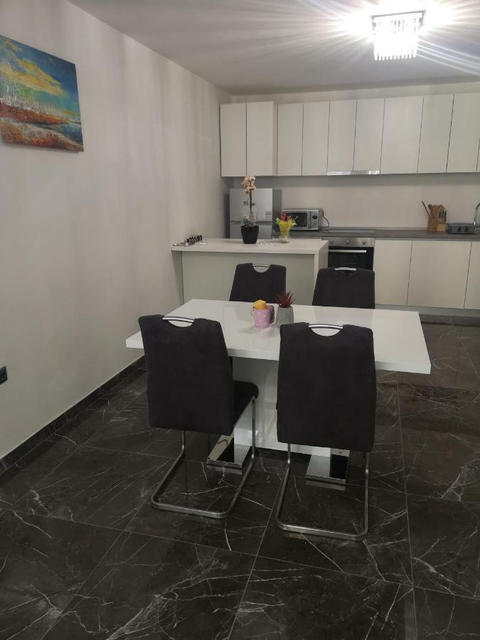 Sunny Paradise, Center Of Apartment Split