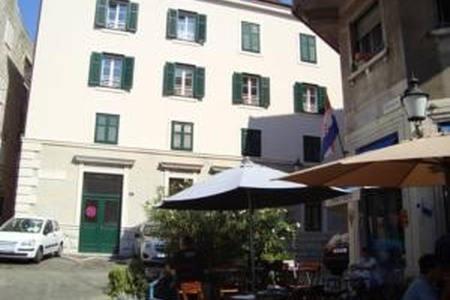 Apartment Luxury Apts Leone Centre