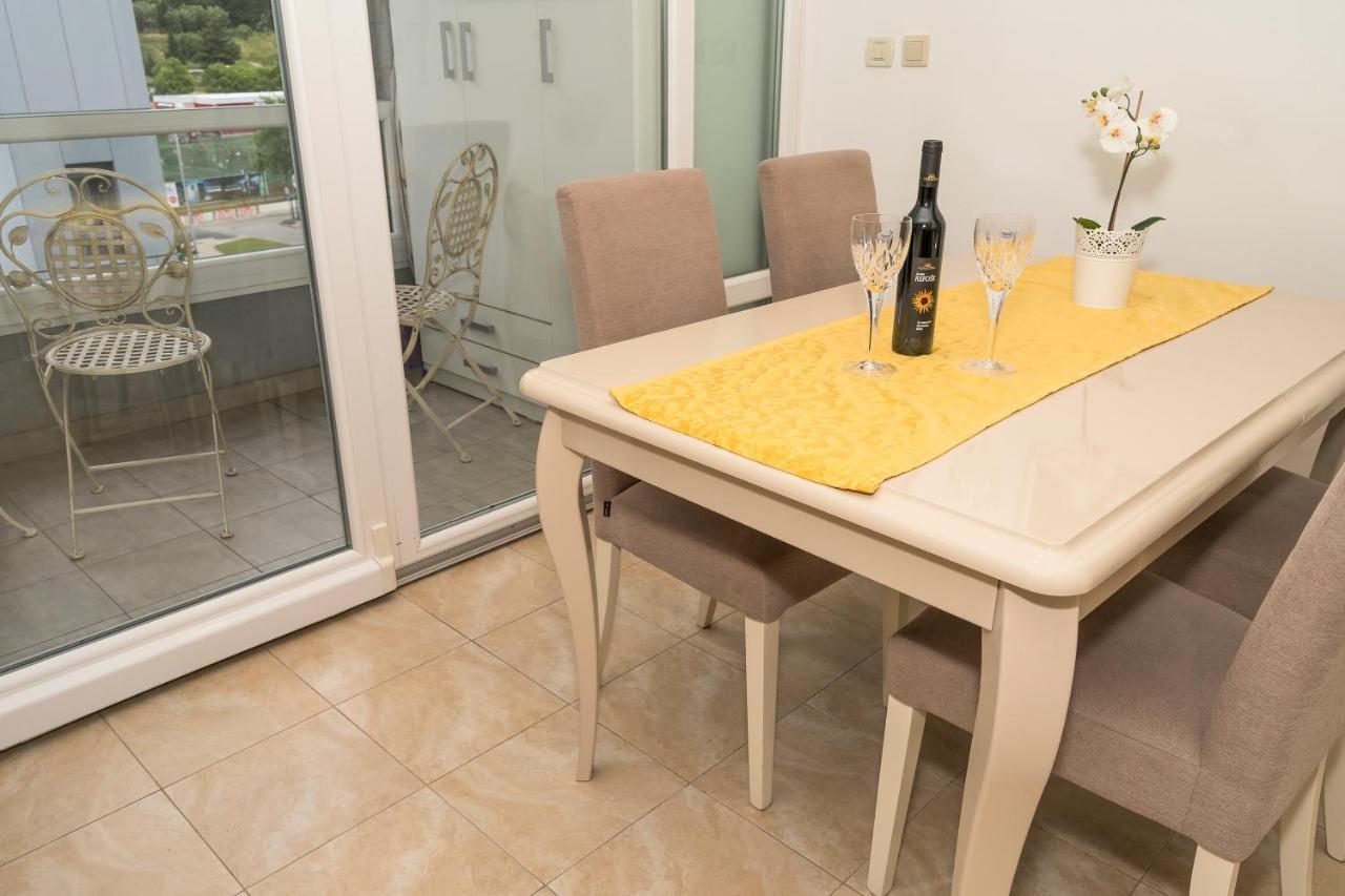 Luxury 1 Bedroom App Center&balcony Free Parking Apartment Split
