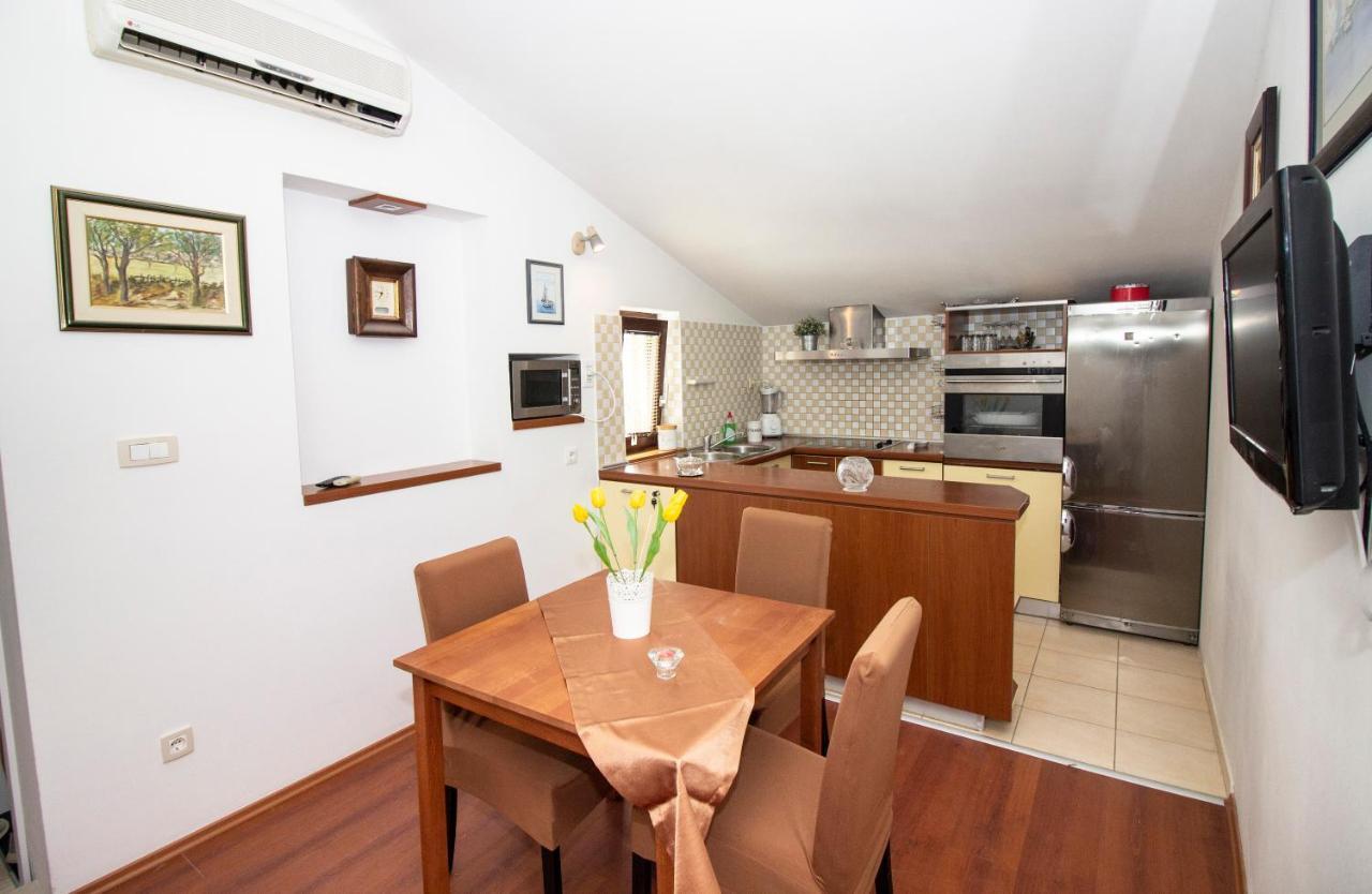 Paula Apartment Split
