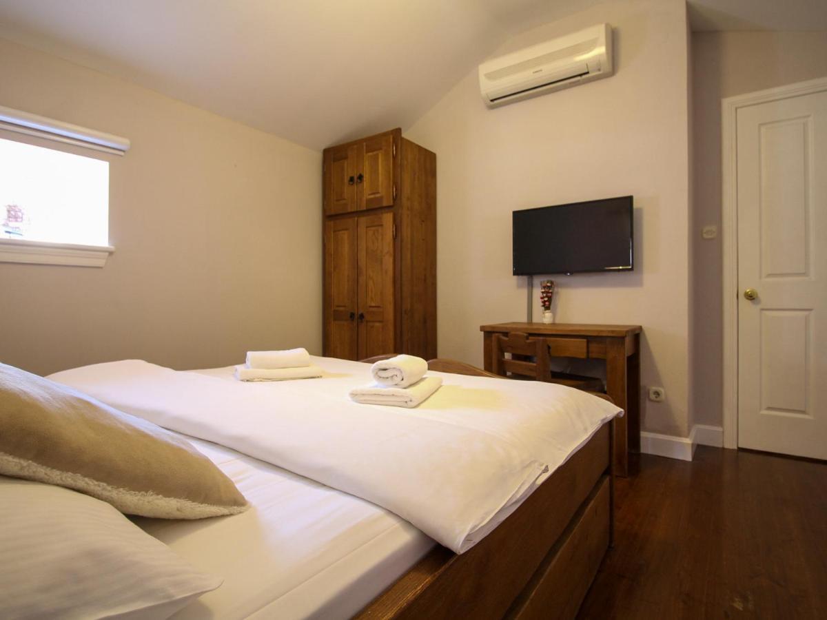 Varos Guest house
