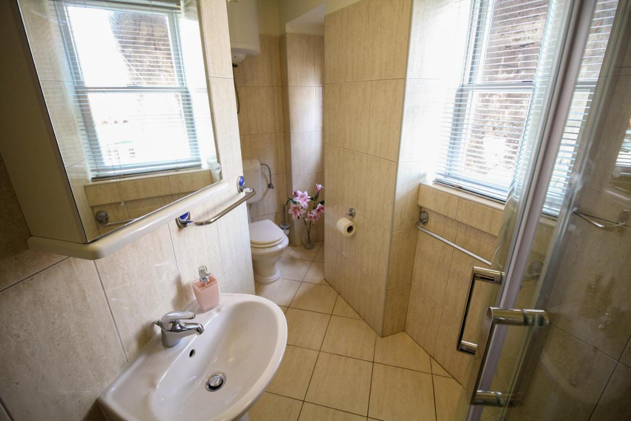 Varos Guest house